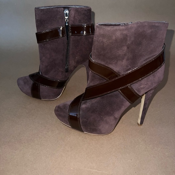 ROCK & REPUBLIC Suede and Leather platform booties. - Picture 5 of 6